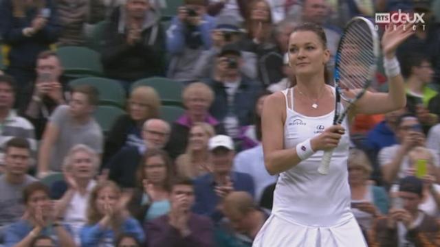 Dames. 1er tour. Agneszka Radwanska (POL) - Kateryna Kozlova (UKR) (6-2 6-1). Il pleut sur Wimbledon. On ne joue que sur le court central. Pas de problème pour la Polonaise