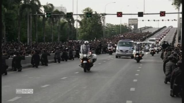 Des dizaines de milliers de Thaïlandais ont suivi le passage du cortège funéraire de leur roi décédé