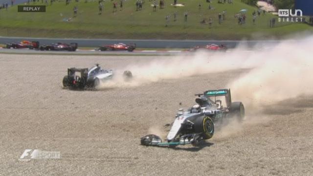 course: Lewis Hamilton (GBR) et Nico Rosberg (GER) se touchent et partent à la faute