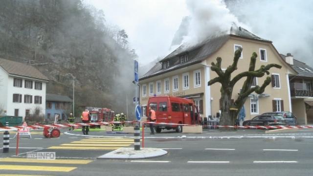 Un hôtel ravagé par les flammes à Moutier (BE)