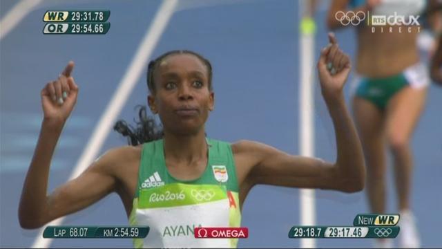 10'000 m dames: Almaz Ayana (ETH) bat le record du monde d'un peu plus de quatorze secondes et devient championne Olympique
