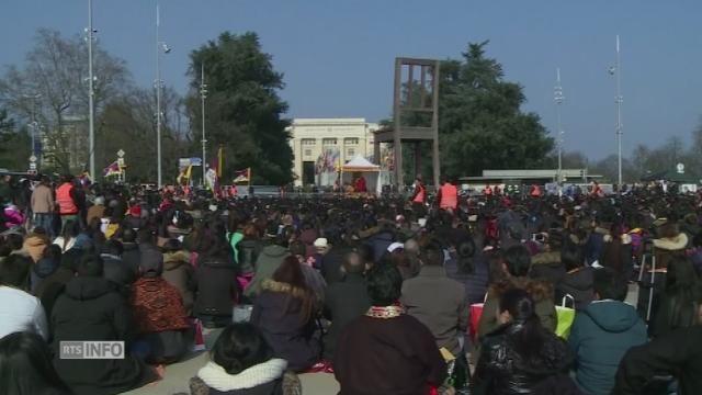 Une foule à Genève pour accueillir le dalaï-lama