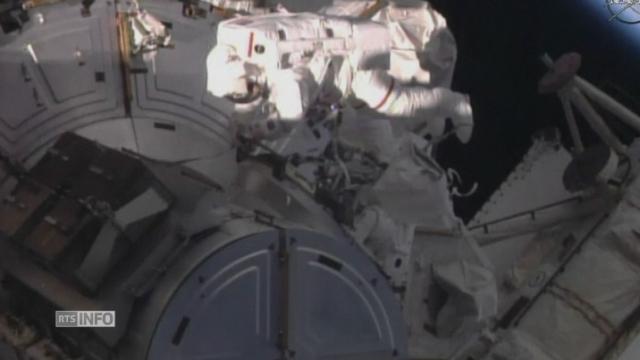 Sortie dans l'espace de deux astronautes américains
