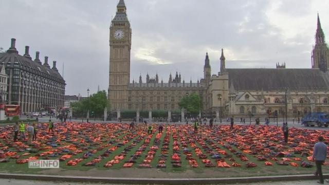 Des centaines de gilets de sauvetage déposés devant le Parlement londonien