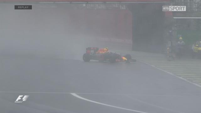 38e tour (sur 71): Verstappen (Red Bull) est intercalé entre les deux Mercedes. Les Red Bull sont réputées être à l’aise sous la pluie