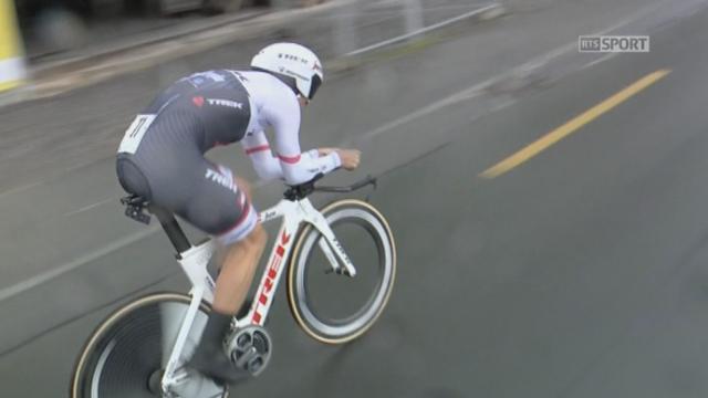 Prologue à Baar ZG (6,4 km). Au moment où il prend le départ, Fabian Cancellara doit affronter la pluie !