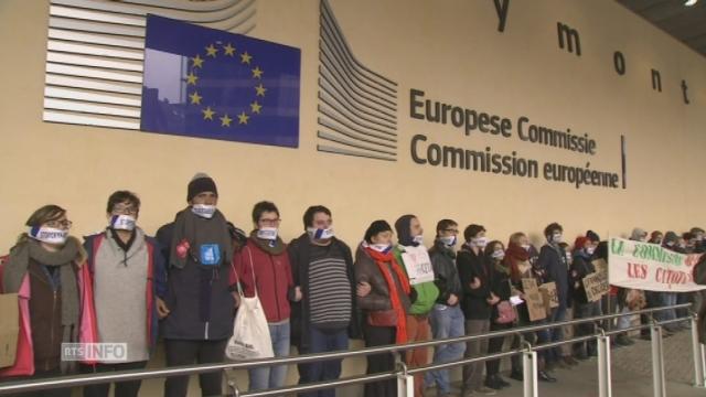 Une centaine de manifestants anti-CETA forme une chaîne humaine à Bruxelles