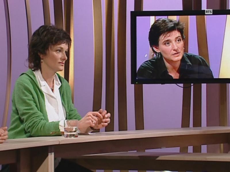 Lucienne Peiry, conservatrice du Musée de l'art brut à Lausanne échange avec la comédienne Claude-Inga Barbey, en 2004. [RTS]