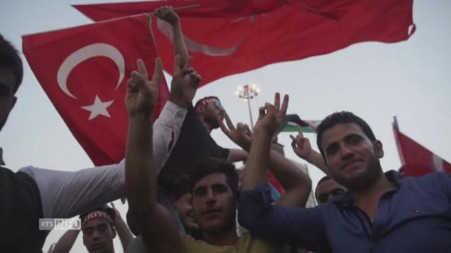 Des milliers de Turcs se sont rassemblés pour célébrer l'échec du putsch
