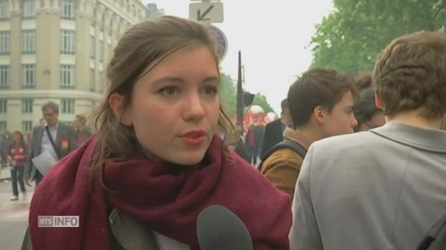 "Pour moi c'est le premier signe d'une dictature", affirme une jeune Française au sujet de l'article 49.3