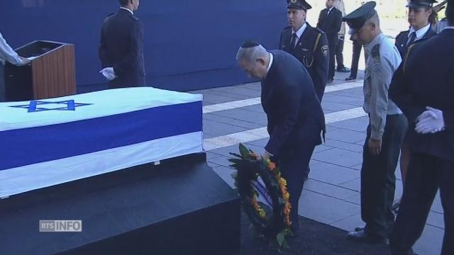 Benjamin Netanyahu se recueille devant le cercueil de Shimon Peres