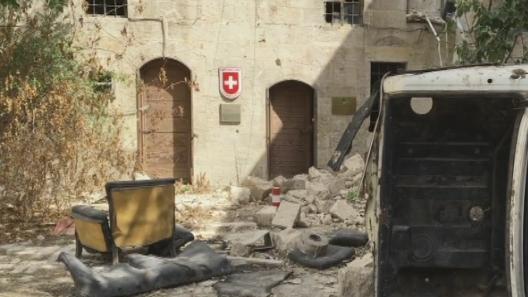 Un journaliste français filme ce qu'il reste du consulat suisse à Alep