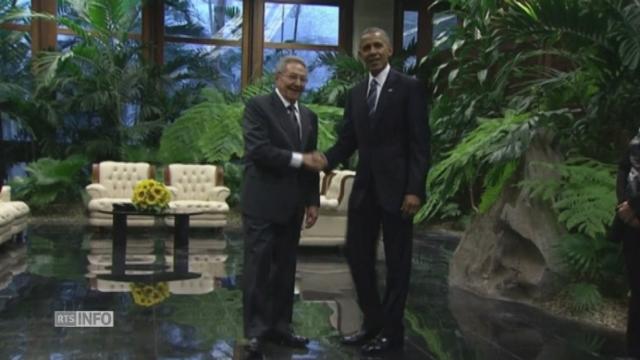 Barack Obama et Raul Castro se serrent la main