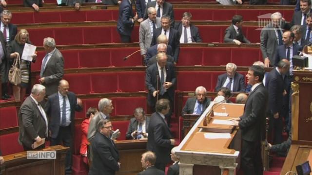 La droite quitte l'Assemblée nationale française à l'annonce du passage en force de la loi Travail par Manuel Valls