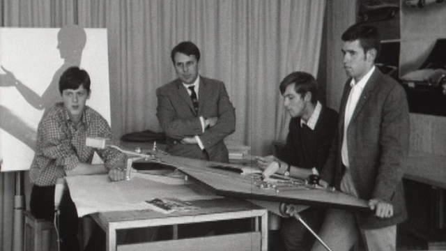 Des étudiants en design et leur professeur à l'école des Beaux-Arts de Genève en 1969.