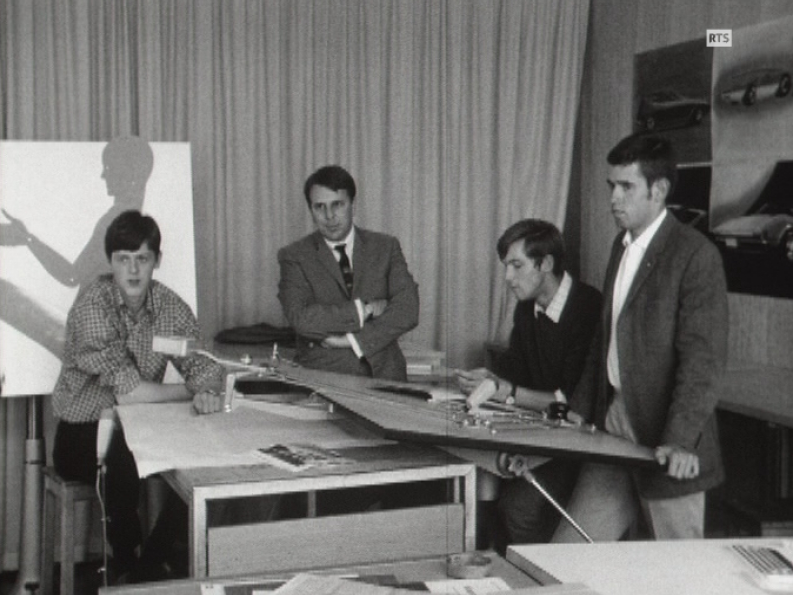 Des étudiants en design et leur professeur à l'école des Beaux-Arts de Genève en 1969.