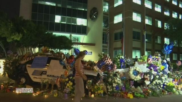 Deux voitures de police décorées de fleurs et de drapeaux en hommage aux cinq policiers tués à Dallas