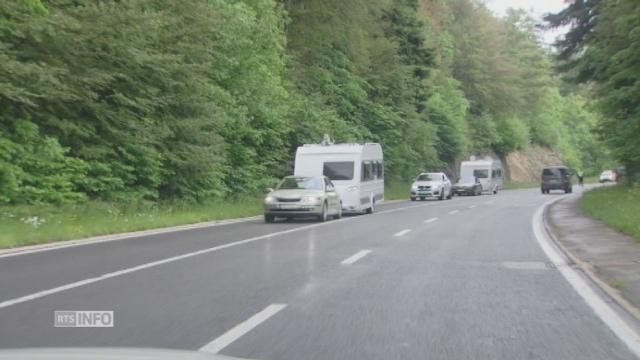Les gens du voyage quittent La Vue-des-Alpes (NE), escortés par la police