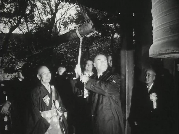 Les athlètes des JO de Tokyo et la cloche de Shinagawa