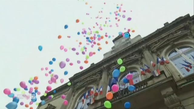 Lâcher de ballons devant la mairie du XIe arrondissement de Paris