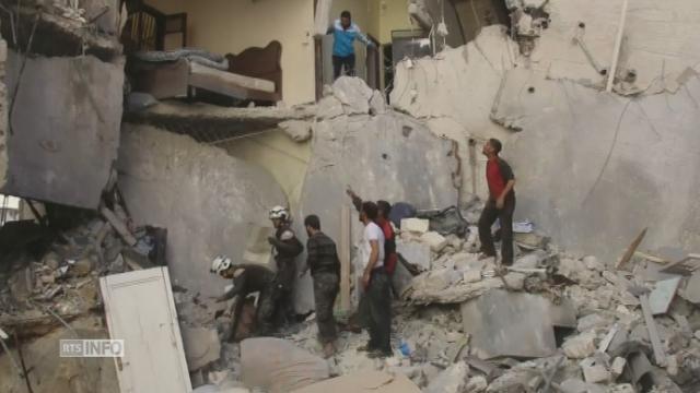Le travail des sauveteurs après les bombardements sur Alep