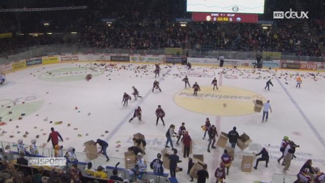 Hockey - LNA : GSHC - Ambri (2-3 tb): lancer des peluches lors de la rencontre