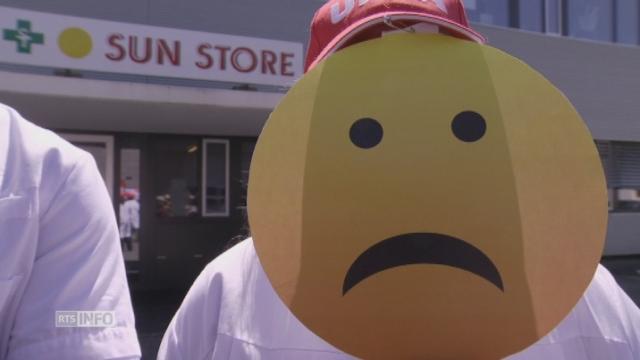 Des employés de Sun Store protestent à St-Sulpice, le visage masqué d'un smiley pas content