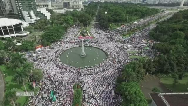 200'000 musulmans manifestent contre un gouverneur chrétien en Indonésie
