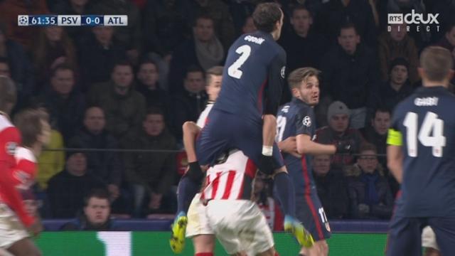 1-8, PSV Eindhoven – Club Atlético Madrid (0-0): Godin s’appuie contre un adversaire pour marquer de la tête mais le but n’est pas accepté