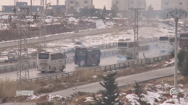 Alep (Syrie): réfugiés évacués sous la neige