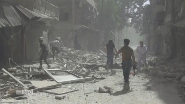 L'aviation syrienne aidée par la Russie continue à bombarder Alep en Syrie