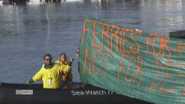 Arrivée des migrants en provenance de Lesbos en Grèce, à Dikili en Turquie