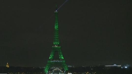 La Tour Eiffel se met au vert à l'occasion de l'entrée en vigueur accélérée de l'accord de Paris sur le climat.