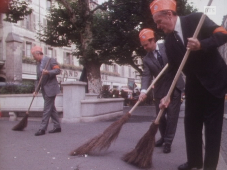 Les autorités genevoises prêchent par l'exemple en 1971. [RTS]