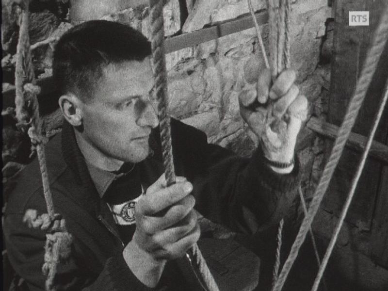 Rémy Mariétan carillonneur à cordes de l'église de Champéry en 1960. [RTS]