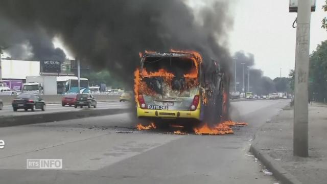 Bus incendiés et descente de police à Rio