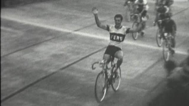 Peter Tiefenthaler remporte la dernière étape du Tour de Suisse 1958. [RTS]