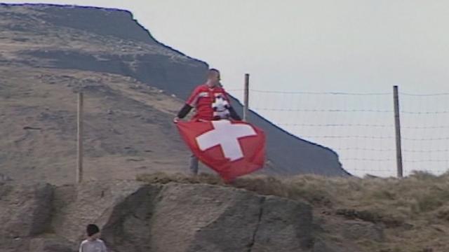 Un supporter de l'équipe de Suisse lors d'un match aux Iles Féroé en 2005. [RTS]