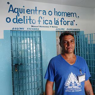 Bruno récupérant dans une prison brésilienne qui sort de l'ordinaire [RTS - Jean-Claude Gerez]