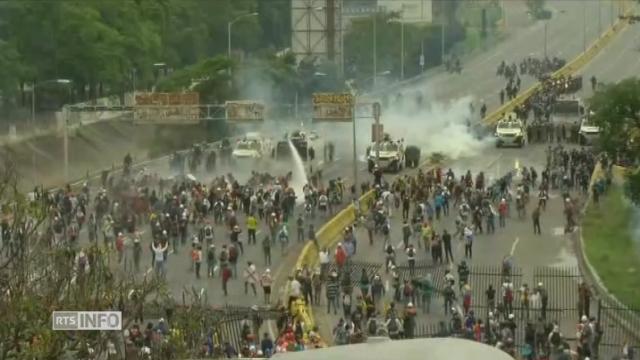 Gaz lacrymogènes contre une manifestation au Venezuela