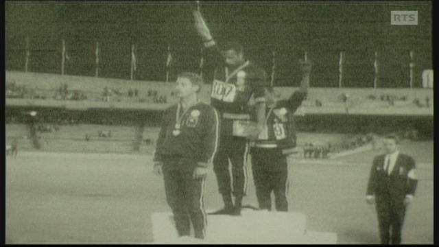Tommie Smith et John Carlos sur le podium du 200 mètres des jeux olympiques de 1968 à Mexico [RTS]