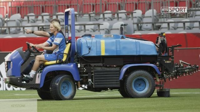 Martina Voss-Tecklenburg teste un tracteur à Vancouver