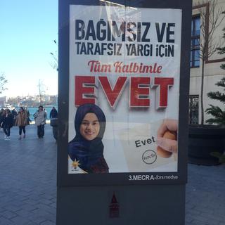 Affiche appelant à voter oui à la réforme constitutionnelle turque [RTS - Camille Lafrance]
