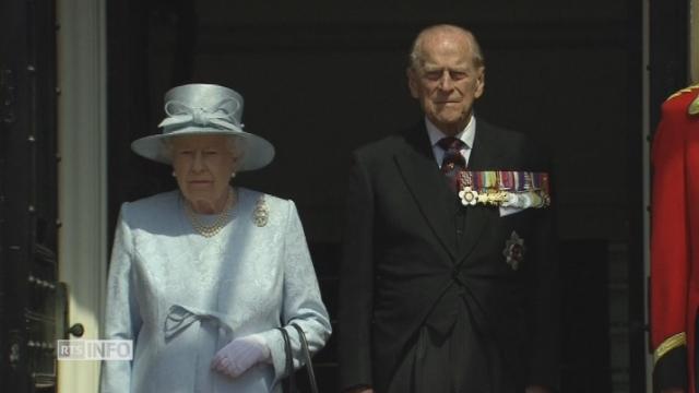 La reine Elizabeth II observe une minute de silence