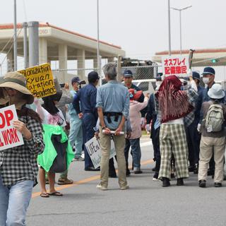 Manifestation quotidienne devant la nouvelle base américaine à Okinawa - Sophia Marchesin [RTS - Sophia Marchesin]