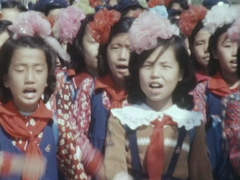 Des fillettes défilent en Corée du Nord en 1986. [RTS]