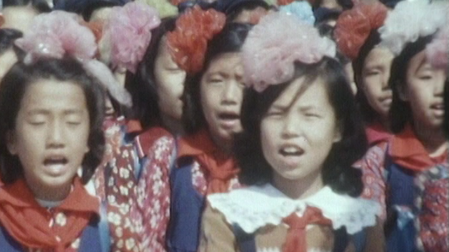 Des fillettes défilent en Corée du Nord en 1986. [RTS]