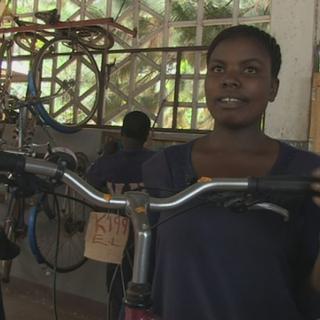 En Tanzanie, Velafrica construit des ateliers de réparation de vélos. [RTS]