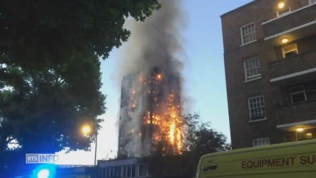 Des flammes ravagent une tour à Londres