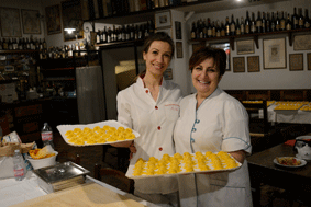 Silvana Ruga et Aida Mucaj, sfoglina (fabricantes de pâtes) dans un restaurant de Bologne [Emmanuel Guillemain d’Echon - Emmanuel Guillemain d’Echon]